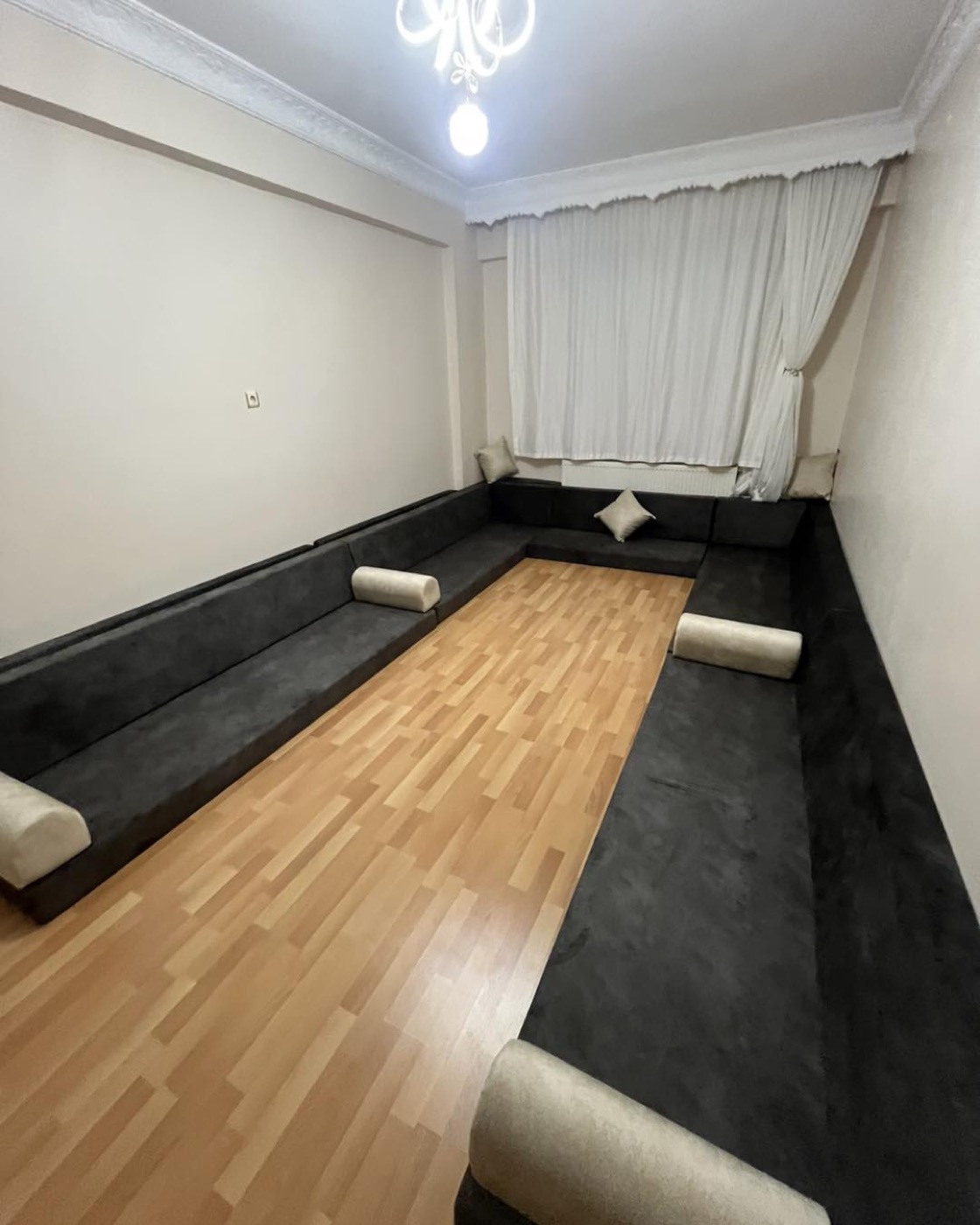 Konya şark odası yer sediri — Şahika koyu renk U tipi sedir uygulaması